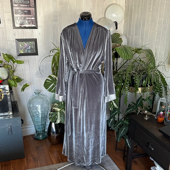 Oscar de la Renta Gray Velvet Robe - Picture 2 of 7